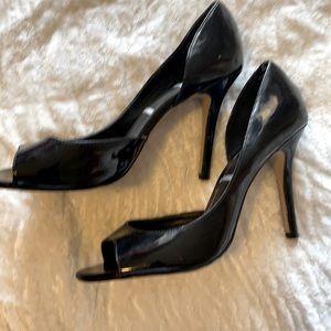 Black patent leather Peep toe pumps